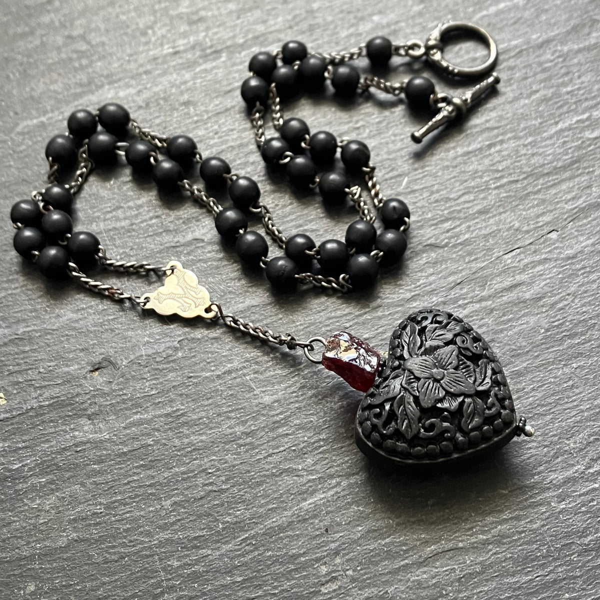 アクセサリー Vintage Black Rosary Necklace Vintage Style Black Rosary Bead Necklace with Pavé Crystal